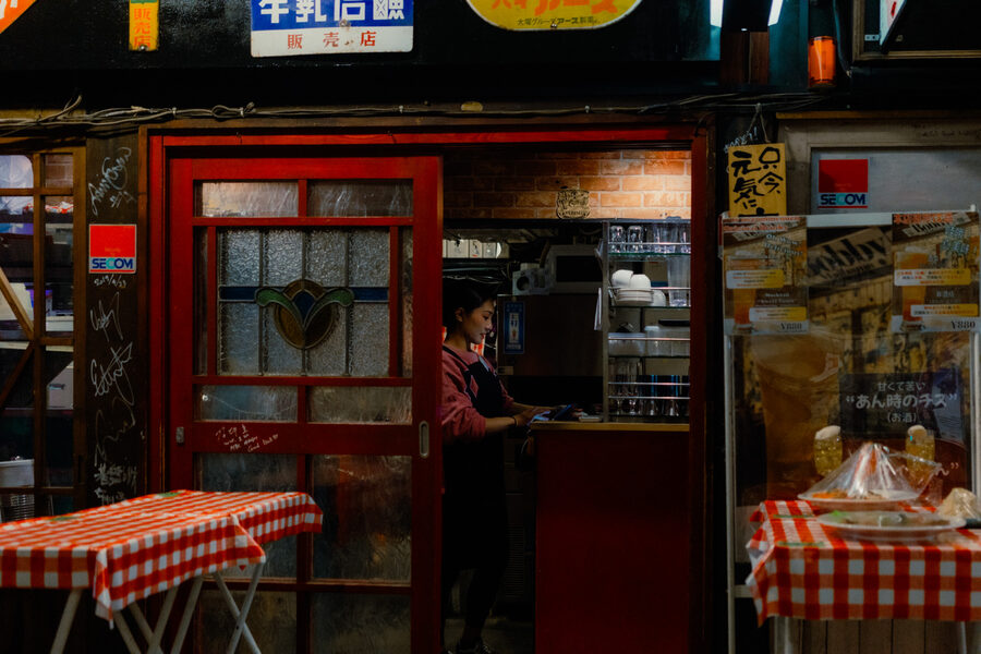 Porta rossa, street photography a Tokyo