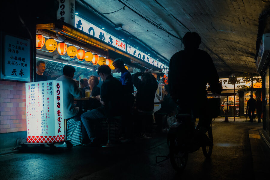 Folla sotto il mercato, street photography a Tokyo