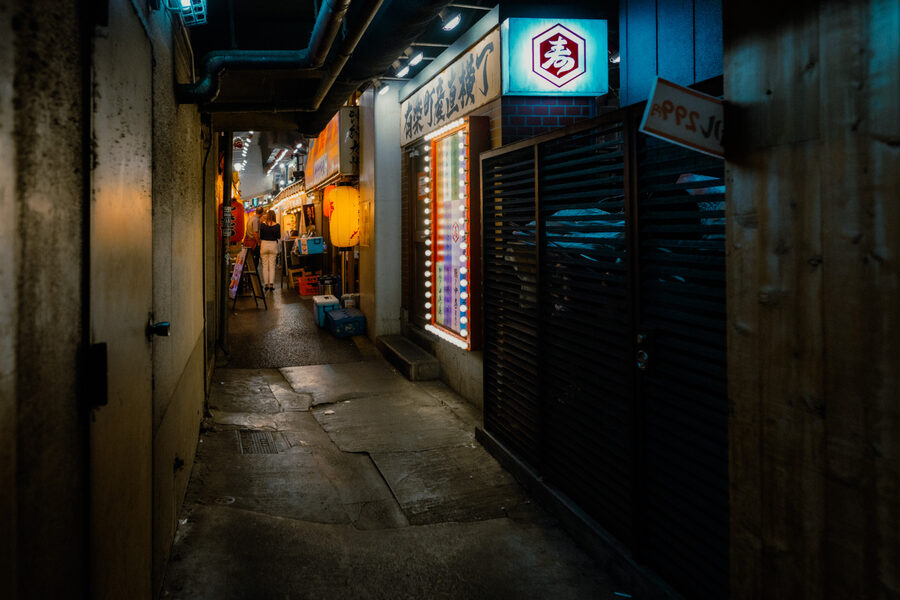 Vicolo dopo la chiusura, street photography a Tokyo