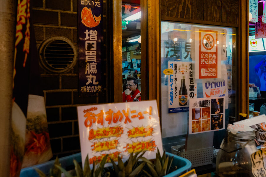 Menu scritto a mano, street photography a Tokyo