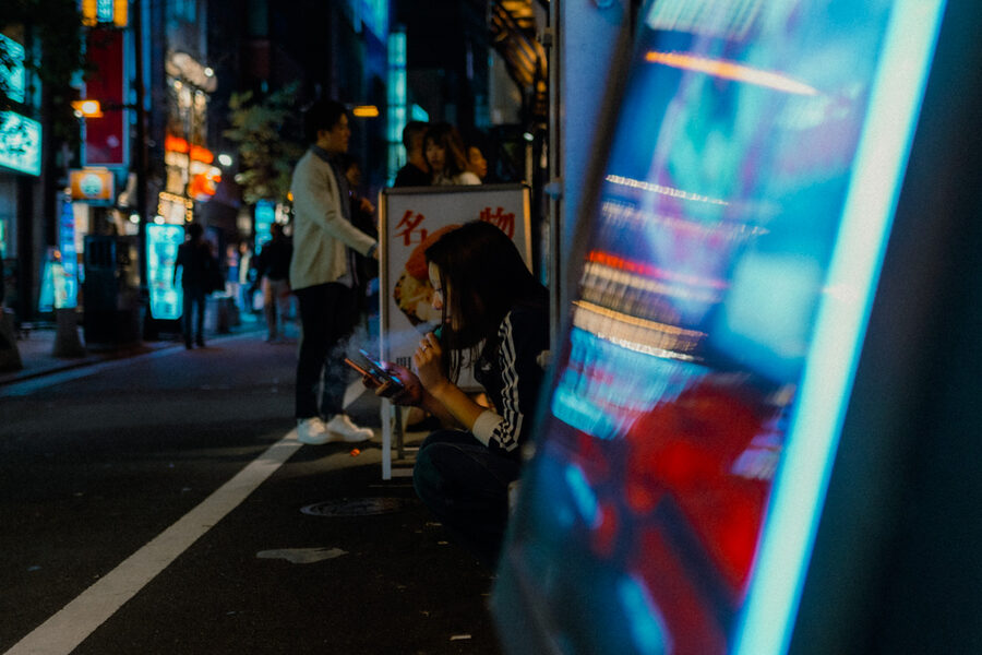 Riflesso in corsa, street photography a Tokyo