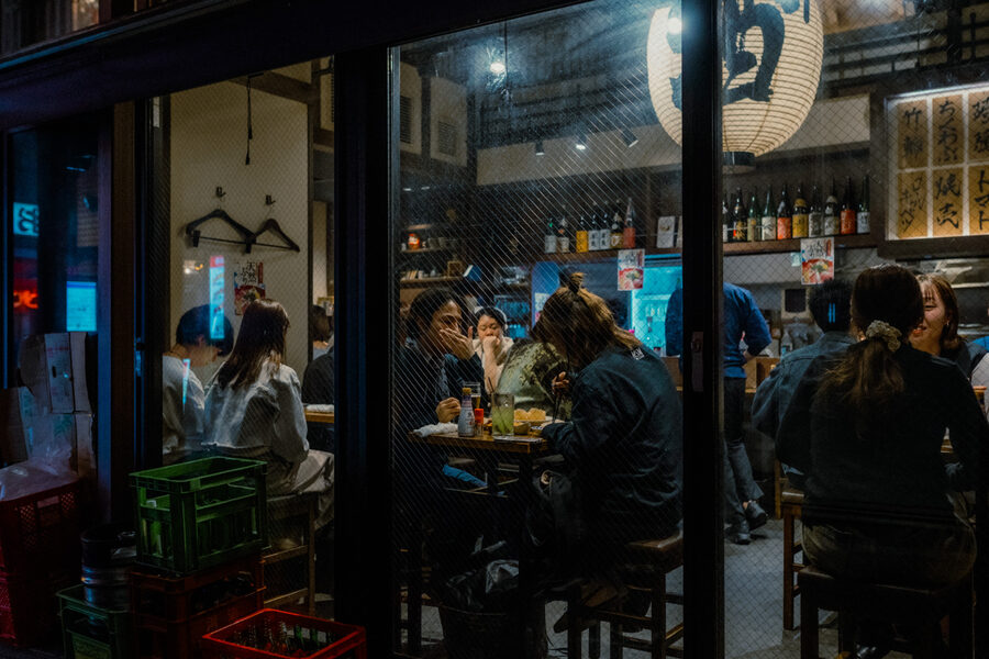 Cena condivisa, street photography a Tokyo