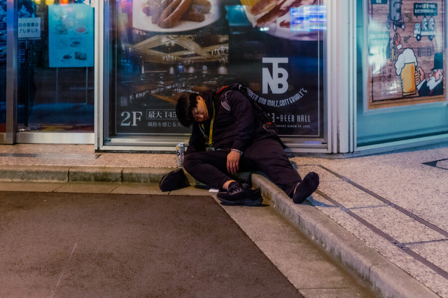 Sul marciapiede, street photography a Tokyo