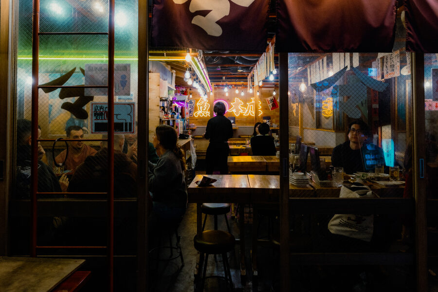 Tavolo alla finestra, street photography a Tokyo