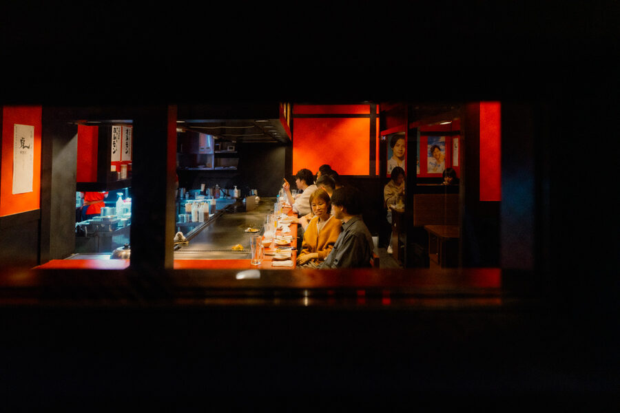 La cuoca in rosso, street photography a Tokyo