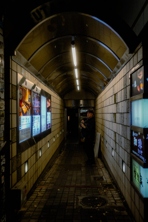 Tunnel della metro, street photography a Tokyo