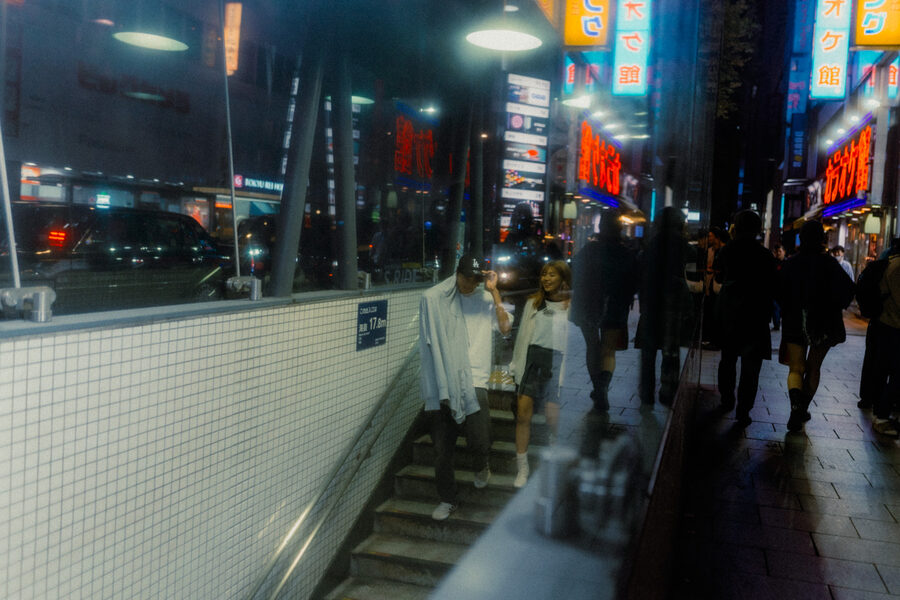 Scale verso la notte, street photography a Tokyo
