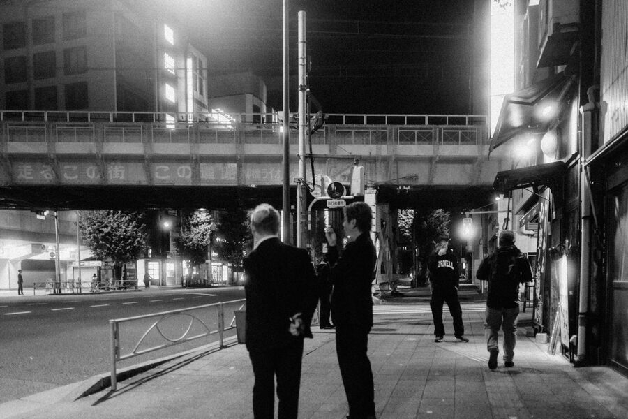 Incontro in bianco e nero, street photography a Tokyo