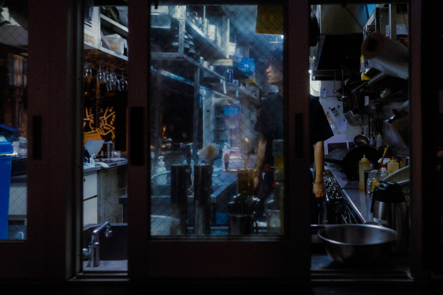 Ristorante riflesso, street photography a Tokyo