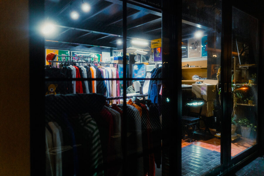 Abiti dietro il vetro, street photography a Tokyo