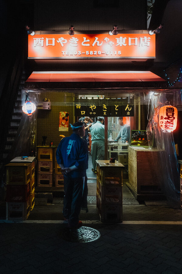 Ingresso illuminato, street photography a Tokyo