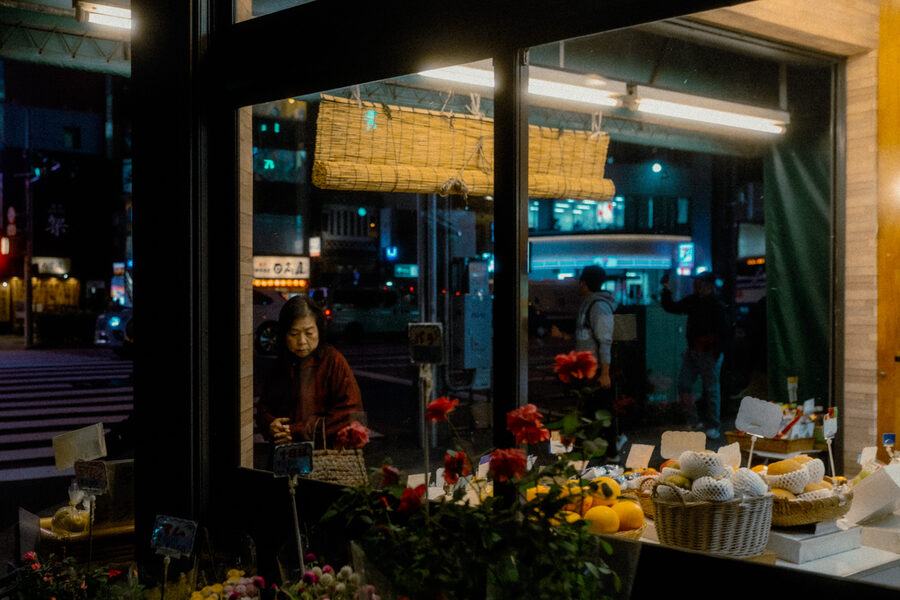 Fiori nella notte, street photography a Tokyo