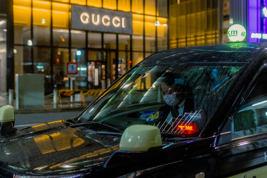 Taxi davanti a Gucci, street photography a Tokyo
