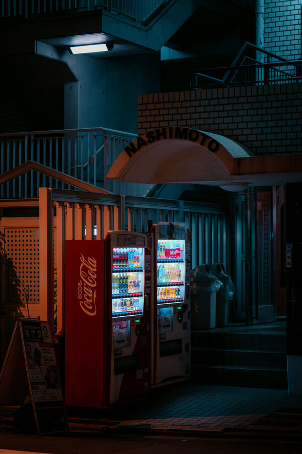 Distributori nel buio, street photography a Tokyo