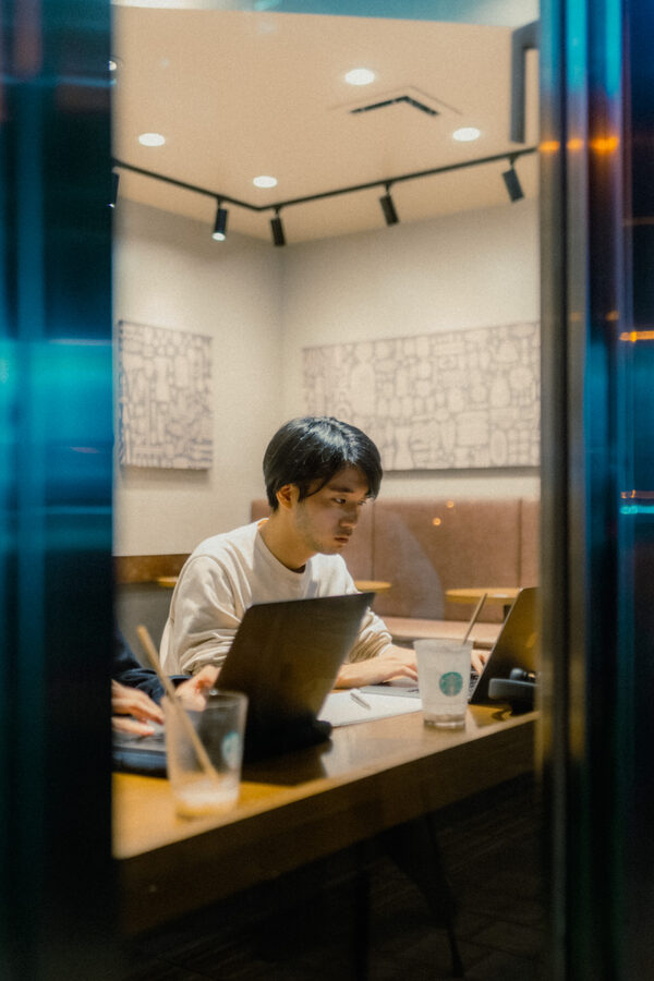 Lettura solitaria, street photography a Tokyo