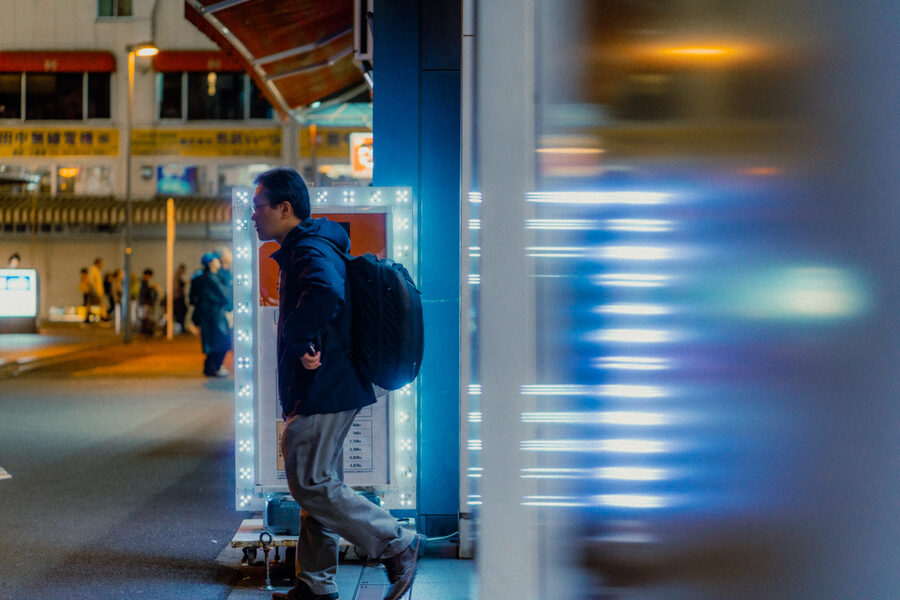 Attesa sul binario, street photography a Tokyo