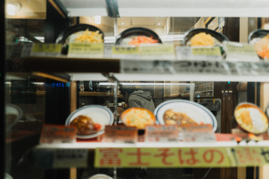 Menu in vetrina, street photography a Tokyo