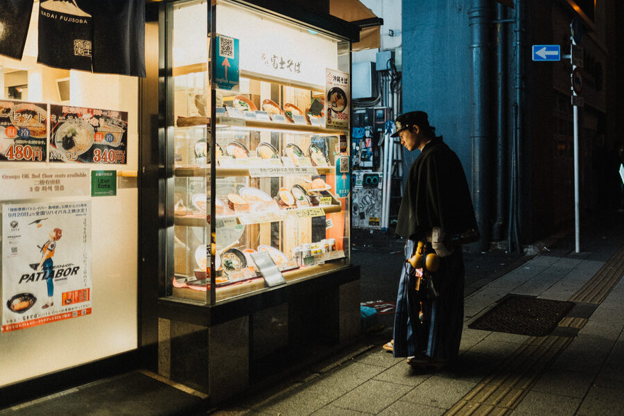 Scelta della cena, street photography a Tokyo