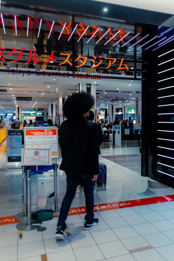 Stazione in controluce, street photography a Tokyo