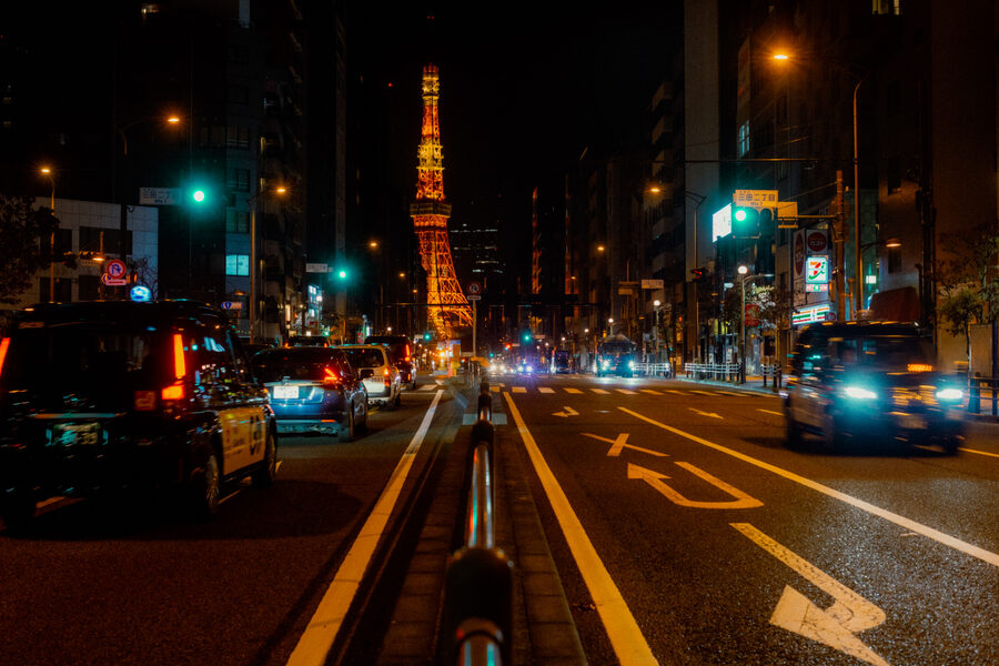 Viale notturno, street photography a Tokyo
