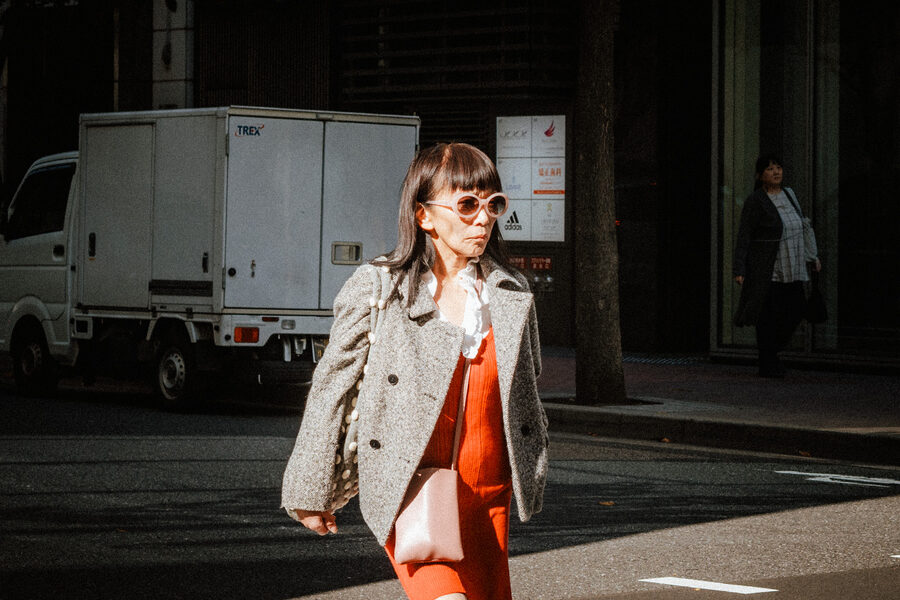 Cappotto rosso, street photography a Tokyo