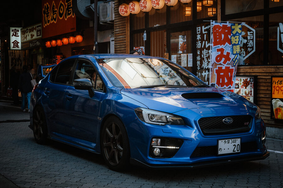 Auto blu, street photography a Tokyo