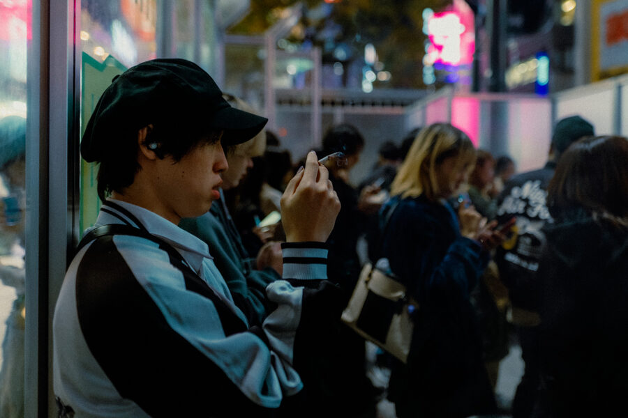 Messaggio tra la folla, street photography a Tokyo