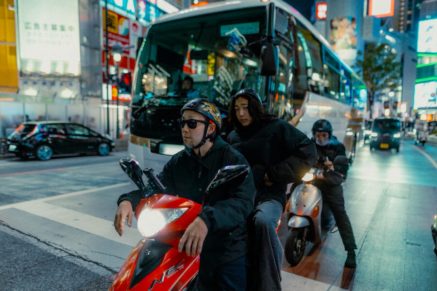 Consegna in scooter, street photography a Tokyo