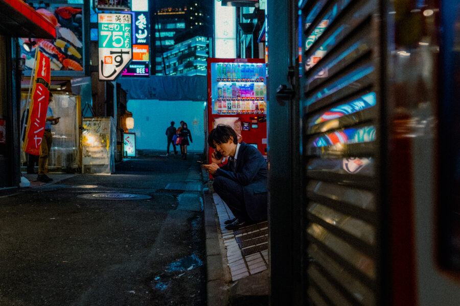 Luce tra le grate, street photography a Tokyo