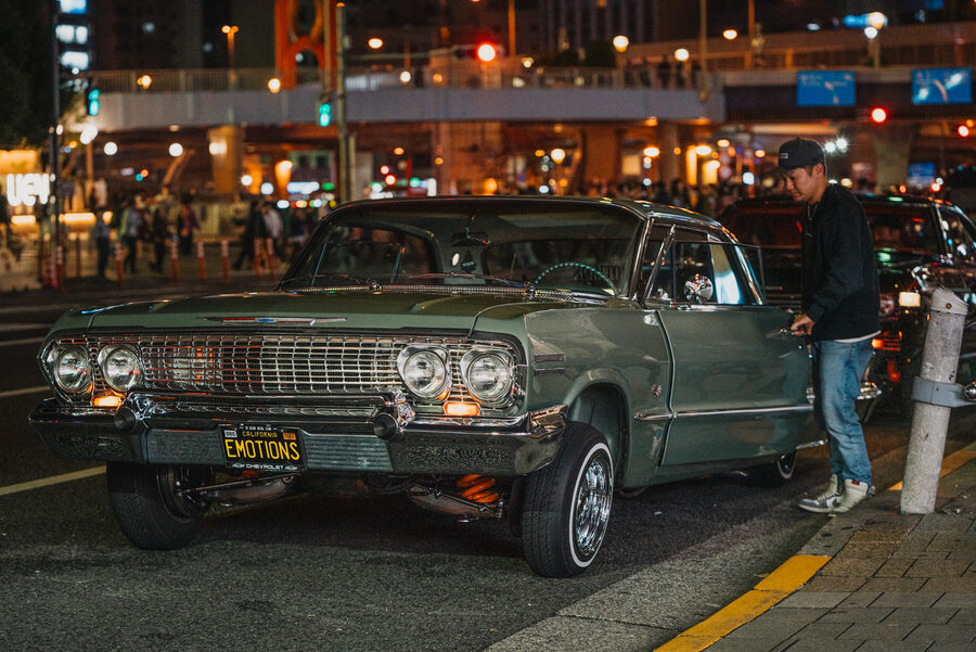 Lowrider nella notte, street photography a Tokyo