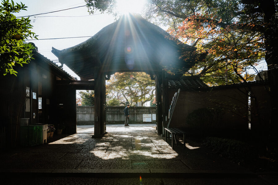 Sole sul portale, street photography a Tokyo