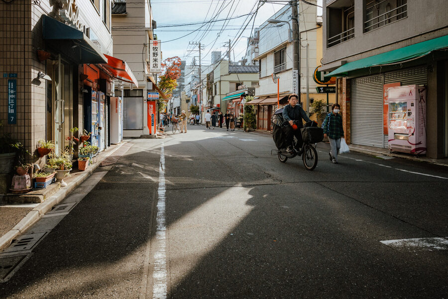 Strada lunga, street photography a Tokyo