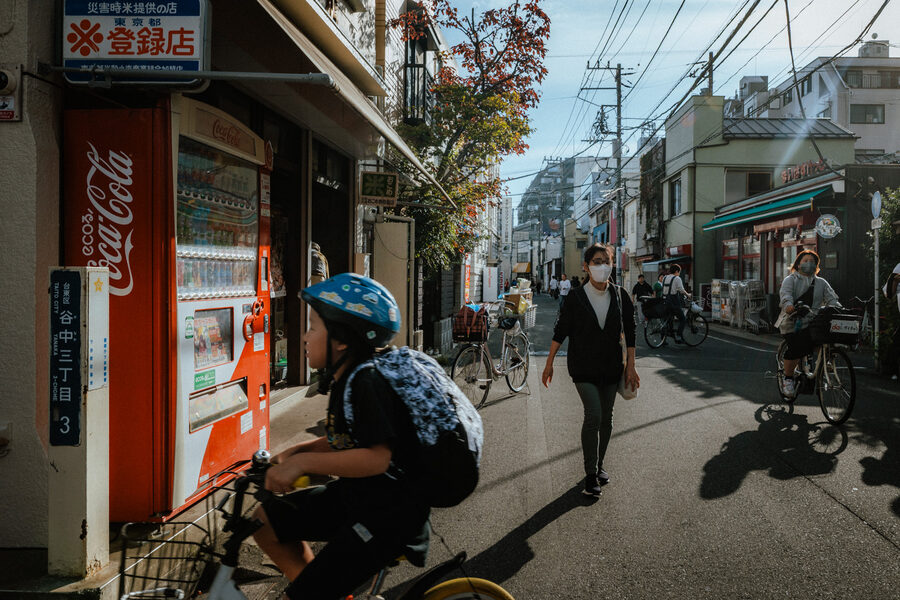Pausa al distributore, street photography a Tokyo