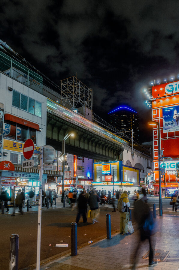 Stazione in movimento, street photography a Tokyo