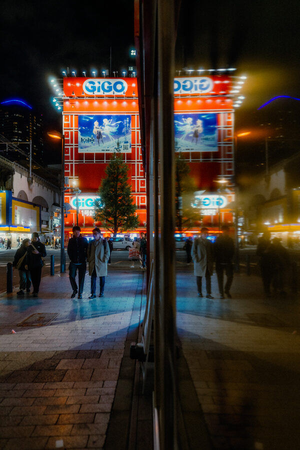 Viale allo specchio, street photography a Tokyo
