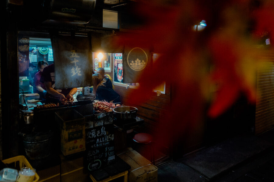 Banco nella penombra, street photography a Tokyo