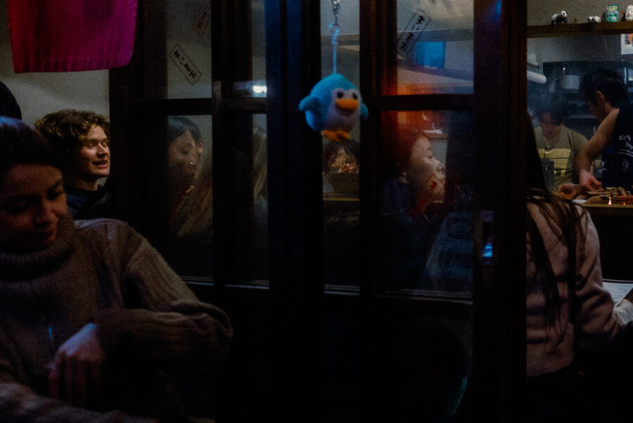 Conversazione dietro il vetro, street photography a Tokyo