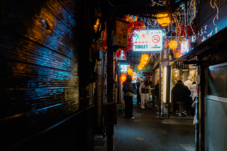 Vicolo blu, street photography a Tokyo