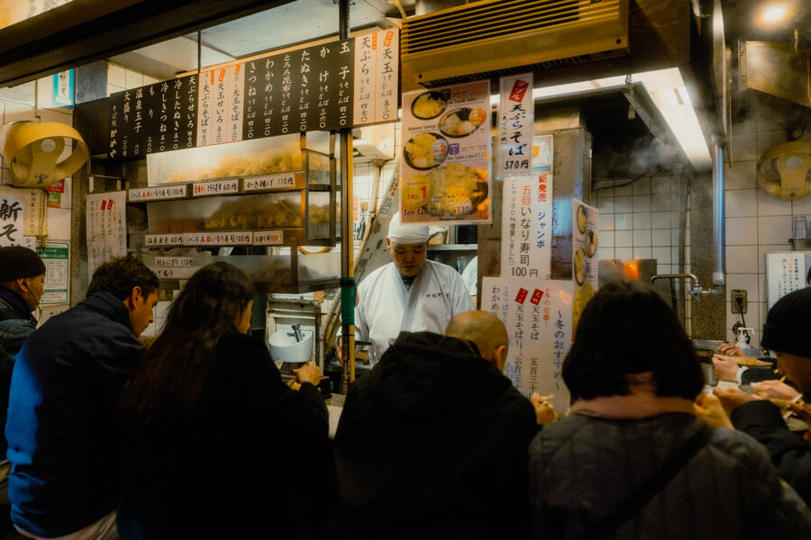 Cena affollata, street photography a Tokyo