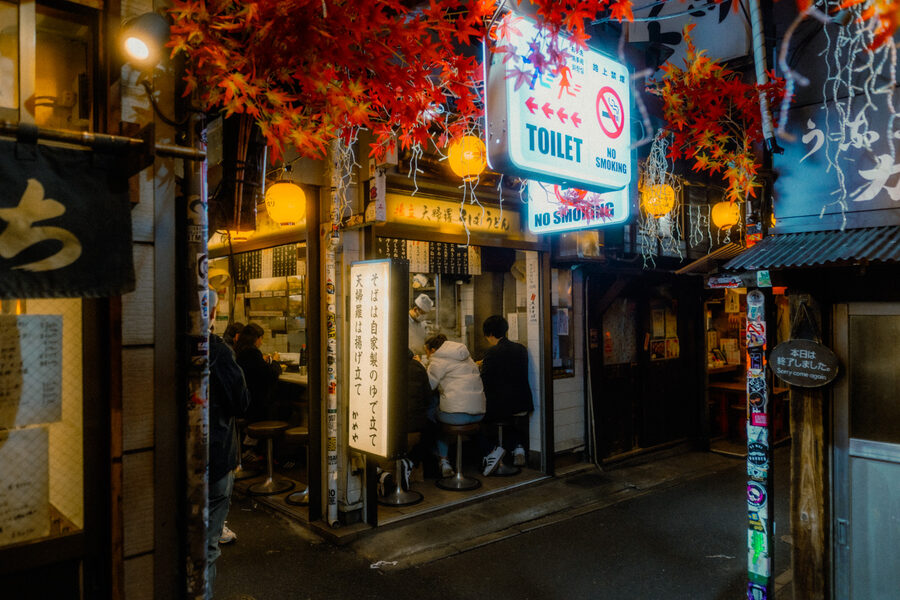Autunno al bancone, street photography a Tokyo
