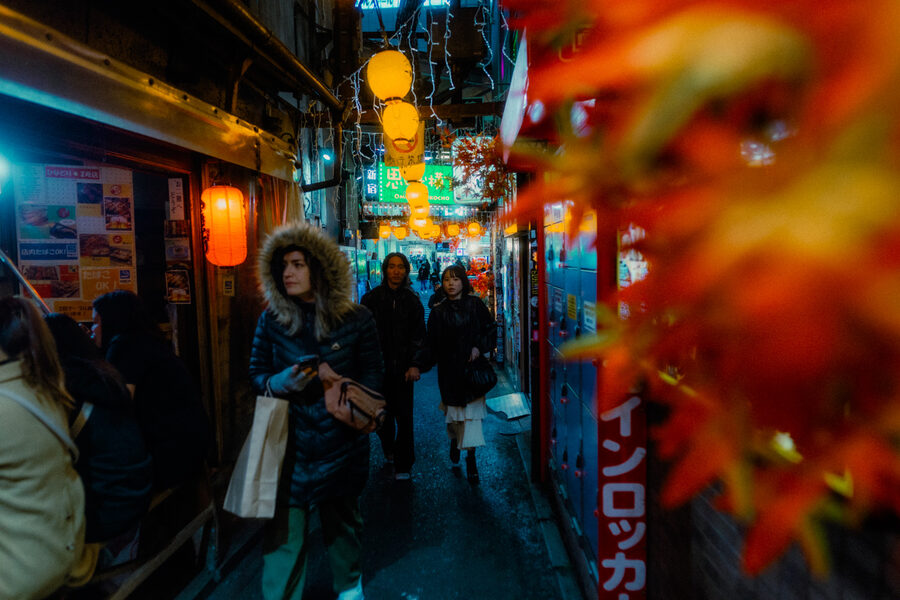 Passaggio tra le foglie, street photography a Tokyo