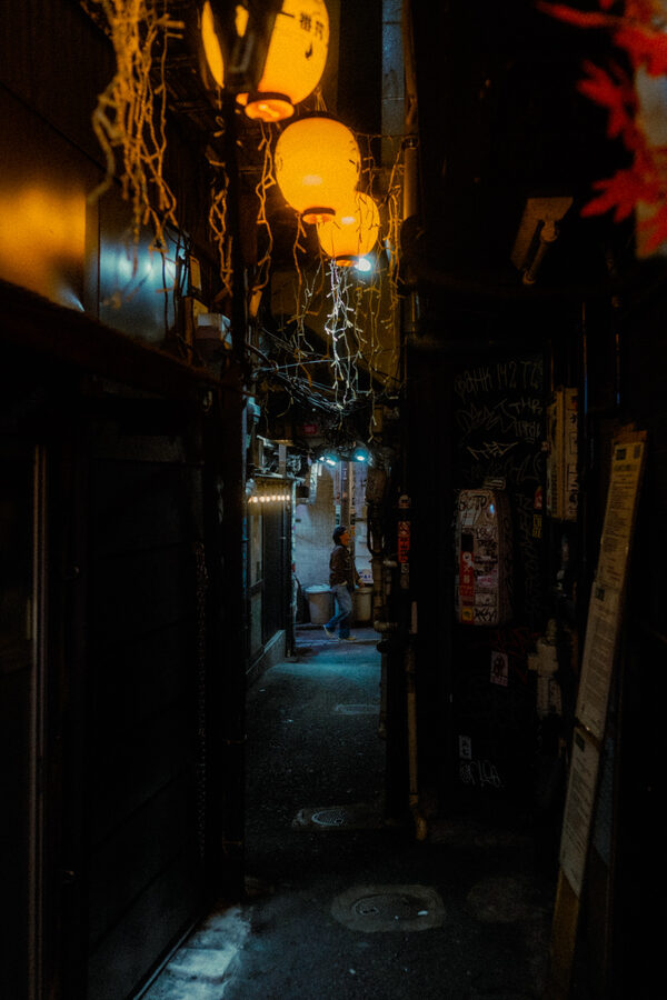 Porta nel buio, street photography a Tokyo