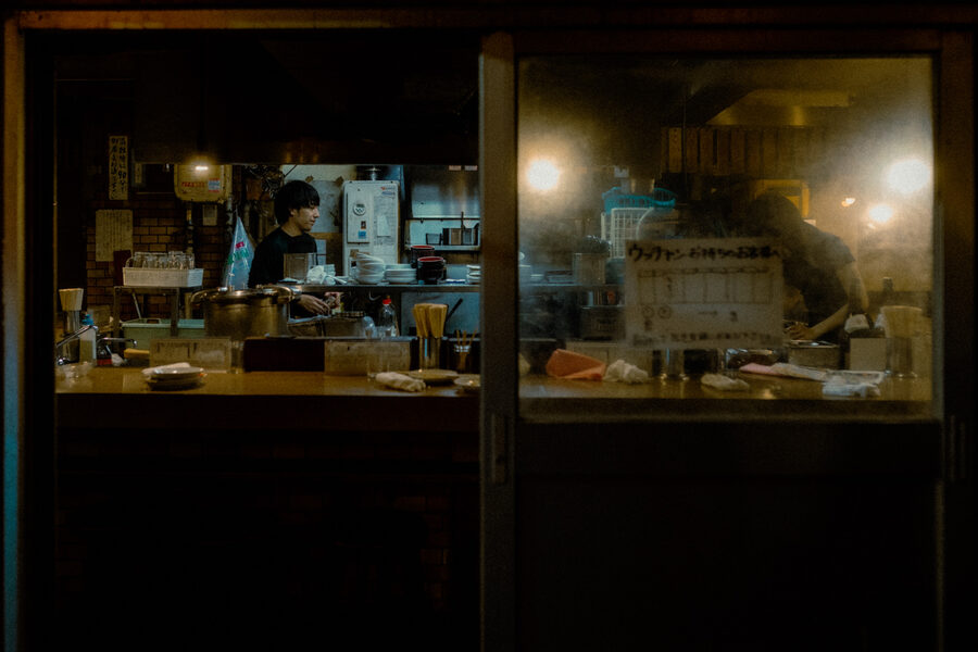 La cucina accesa, street photography a Tokyo