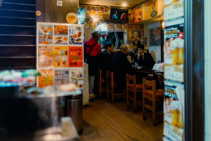 Cena del vicolo, street photography a Tokyo
