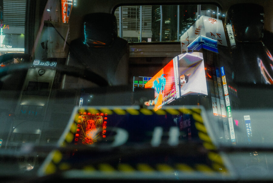 Taxi di riflessi, street photography a Tokyo