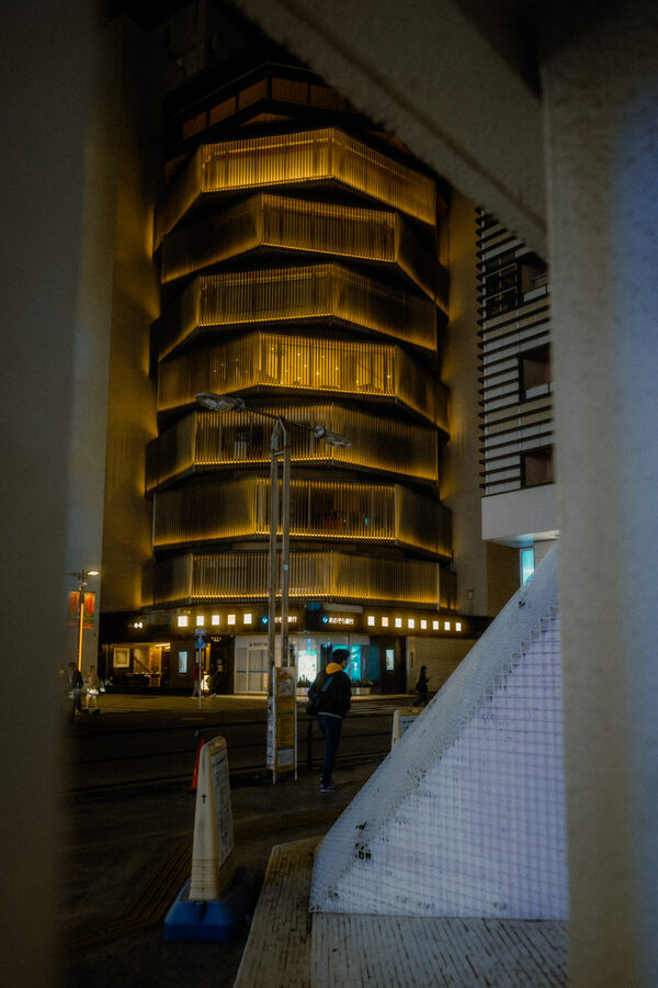 Torre dietro l'angolo, street photography a Tokyo