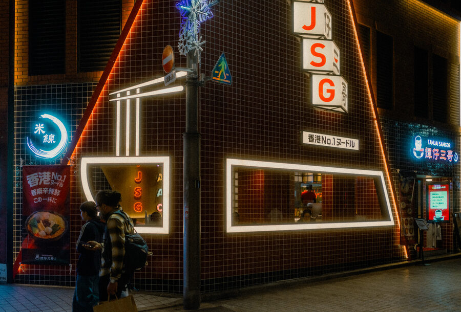 Ingresso dorato, street photography a Tokyo