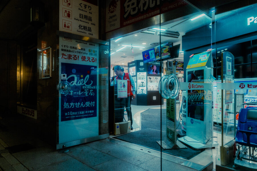 Negozio nella notte, street photography a Tokyo