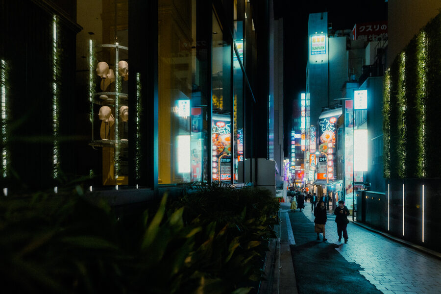 Strada di Shinjuku, street photography a Tokyo