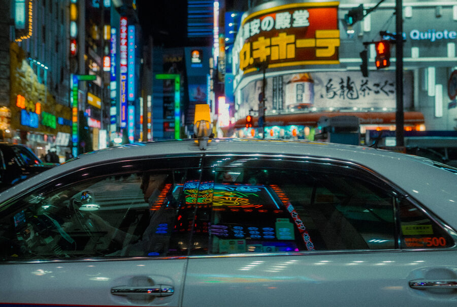 Neon sul taxi, street photography a Tokyo